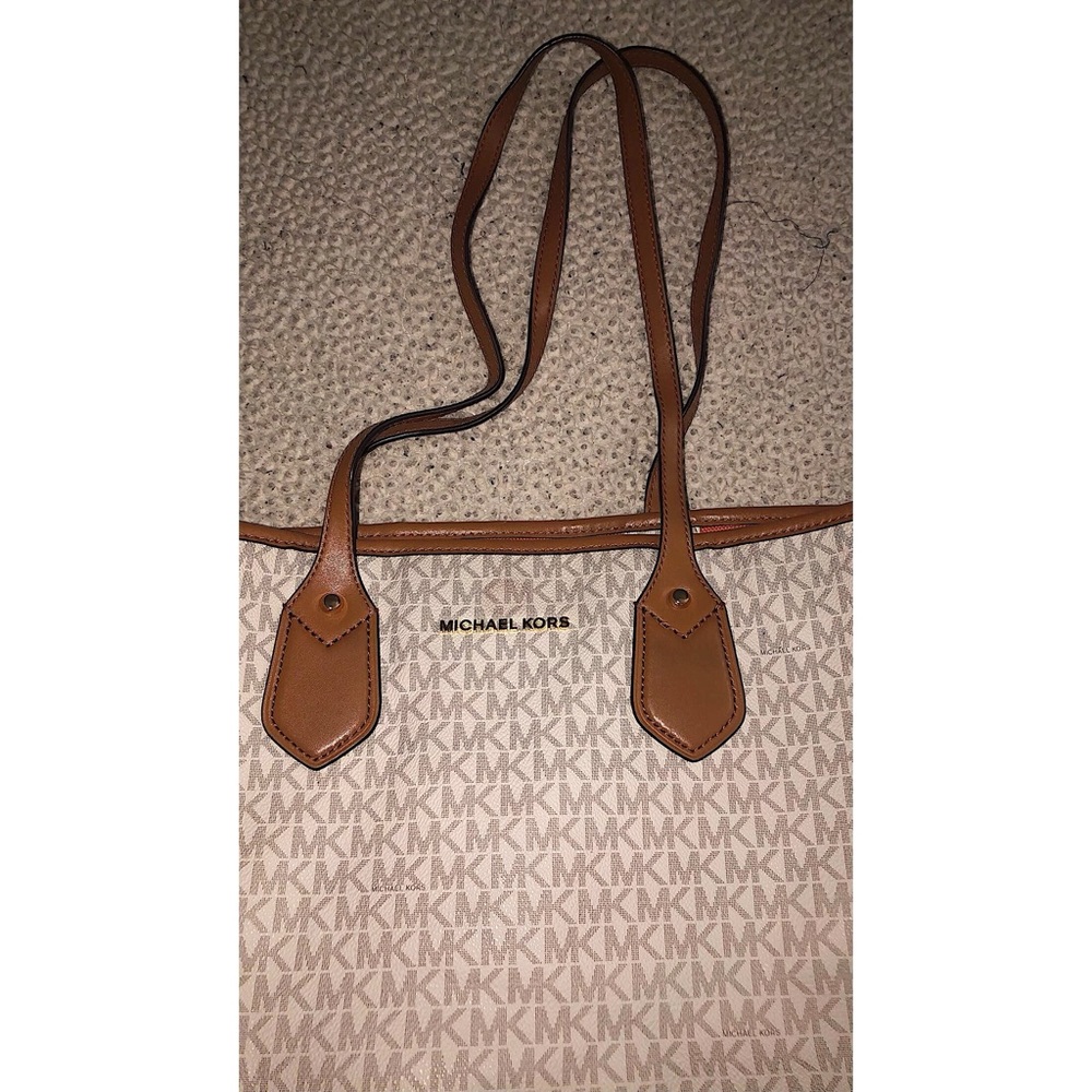 💕😍❤️MAKE AN OFFER! MICHAEL KORS CREAM LOGO TOTE❤️😍💕 - Picture 3 of 5